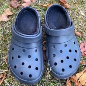 Black lined crocs size 8 mens/10 womens in EUC